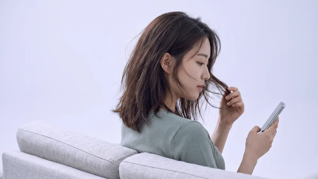 Rambut berminyak itu salah satu masalah rambut yang paling sering bikin frustrasi
