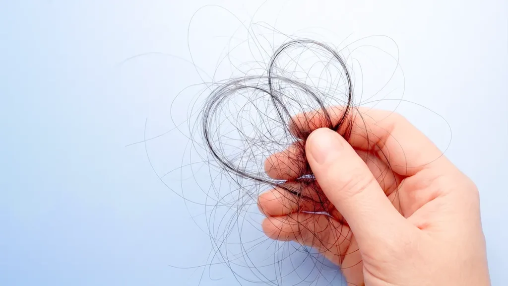 rambut hitam sehat dengan tekstur dan helaian rambut yang menggambarkan pentingnya nutrisi untuk kesehatan rambut