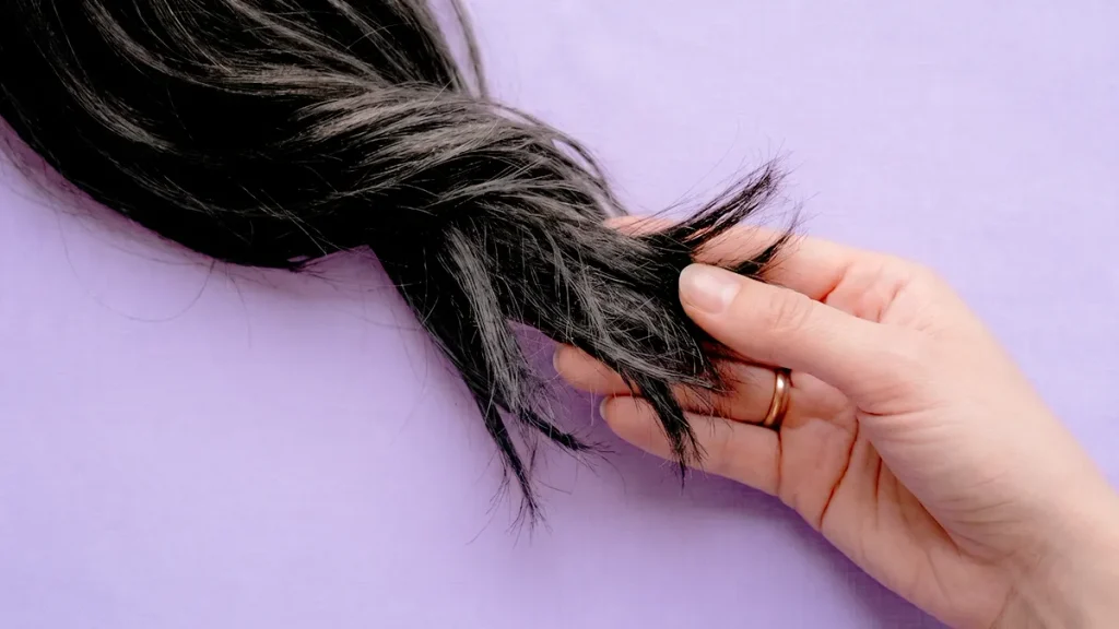 Rambut kering itu soal kelembapan yang kurang, sementara rambut rusak lebih ke soal struktur kutikula yang udah terganggu.